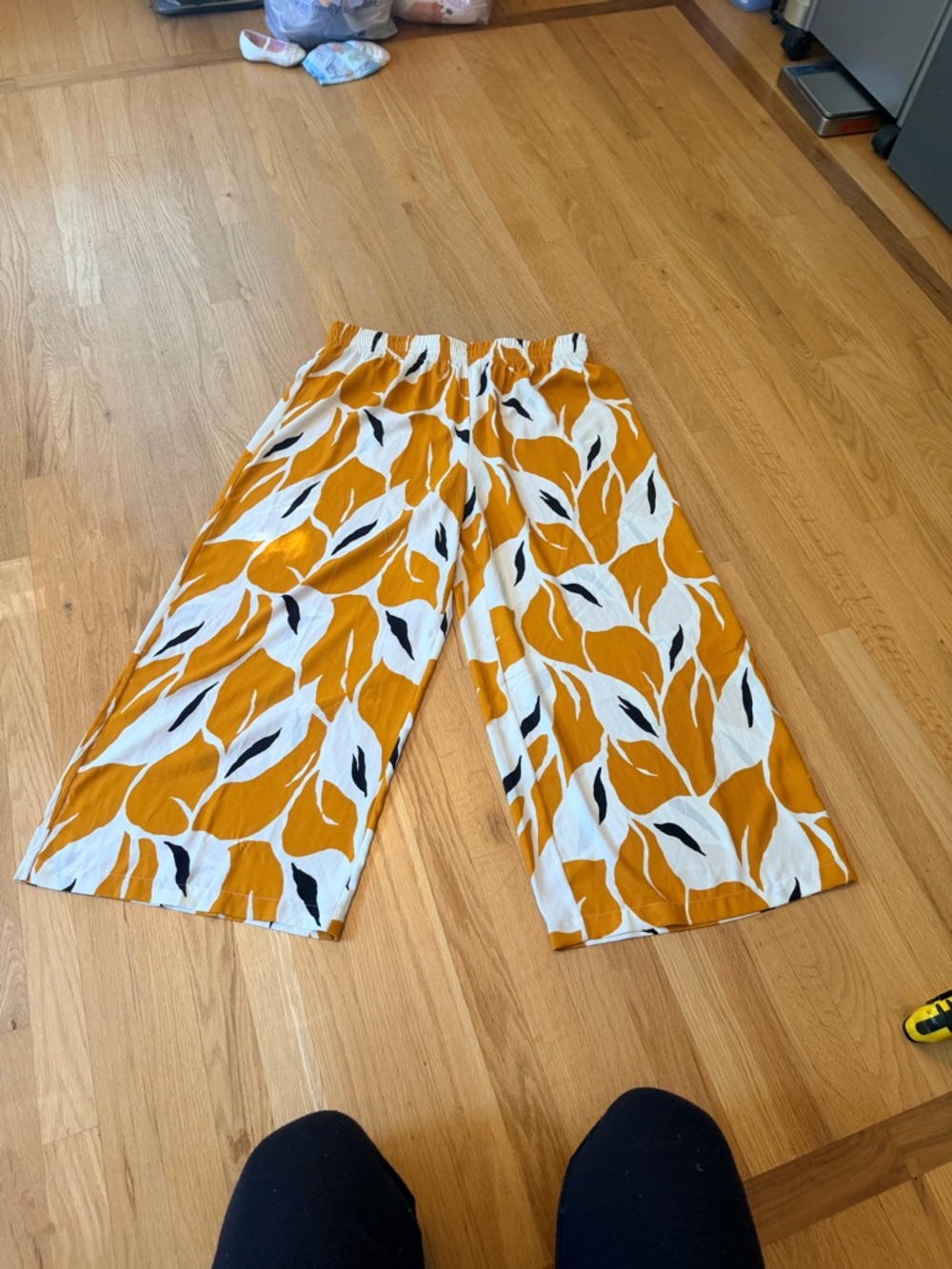 Ladies Size XL "Nine West" Mustard, White & Black Leaf-Print Wide Leg Crop Pants